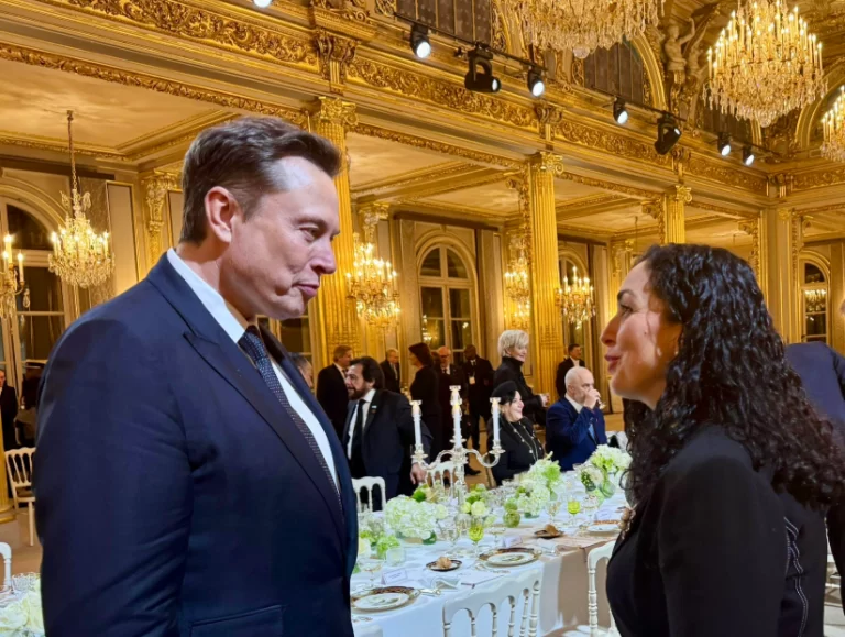 Vjosa Osmani në Francë, shfaqet duke biseduar me Elon Musk