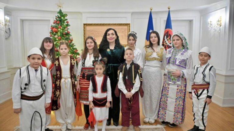 Osmani mirëpret në zyrën e saj fëmijët nga komunitetet: Kosova i përket të gjithëve