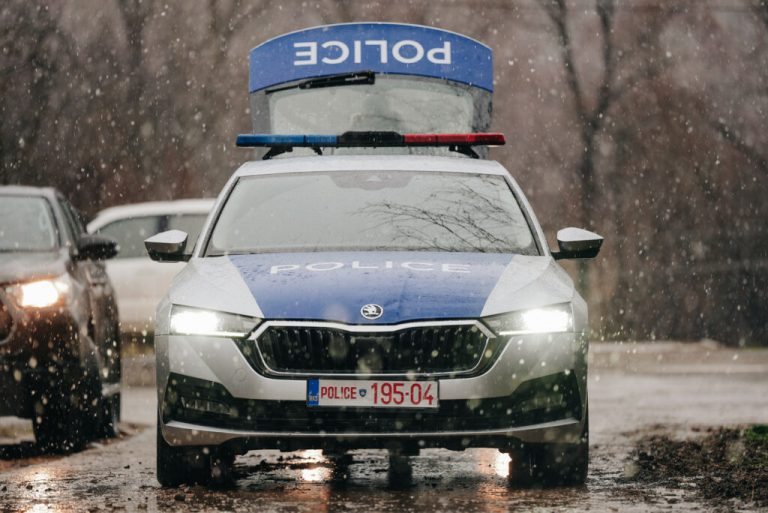 Burri nga Shqipëria u ndal t’i ndihmojë dy persona në Gjakovë, sulmohet fizikisht e qëllohet me armë zjarri nga ta