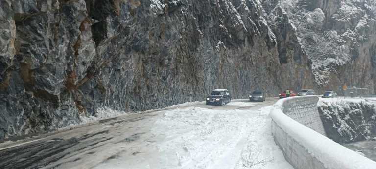 Bora vështirëson qarkullimin në rrugën Prizren-Prevallë, Durmishi: Ekipet po pastrojnë në terren vazhdimisht