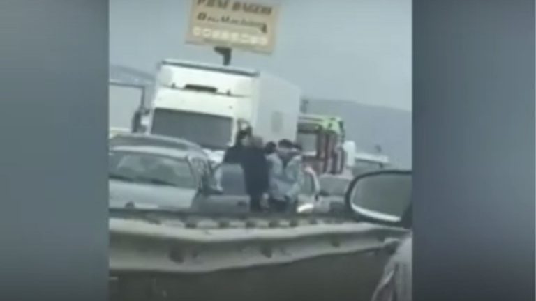 Kërset grushti në mes të Komoranit, disa person rrahen në rrugë