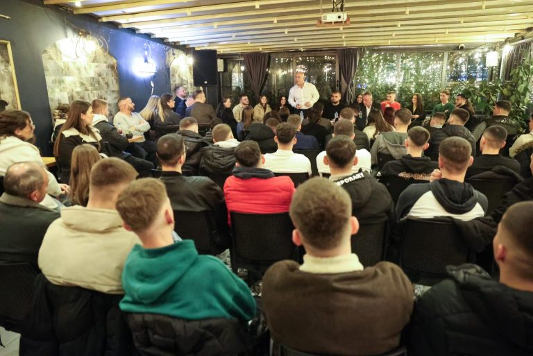Haradinaj në takim me studentë, premton krijimin e fondit për financim të punësimit të të rinjve
