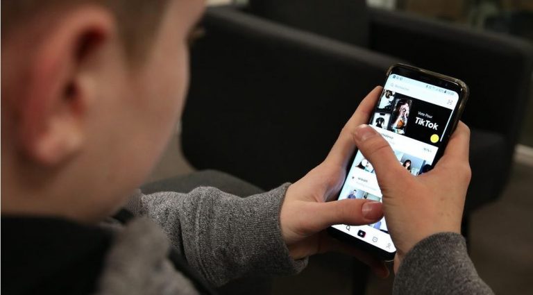 Sfidat e rrezikshme, deputetët kërkojnë mbylljen e TikTok