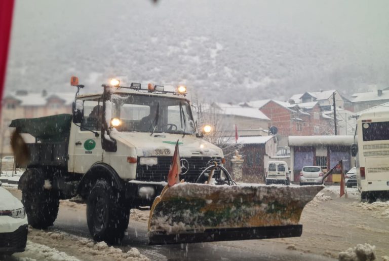 Fillon pastrimi i rrugëve nga bora në disa fshatra të Prizrenit