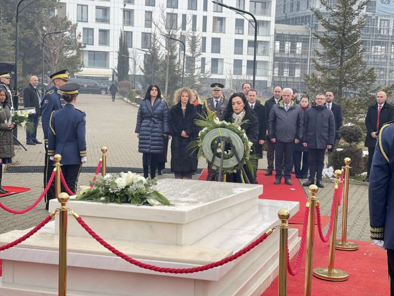 19 vjet nga vdekja e Rugovës, Osmani e ambasadorët e akredituar bëjnë homazhe te varri i tij