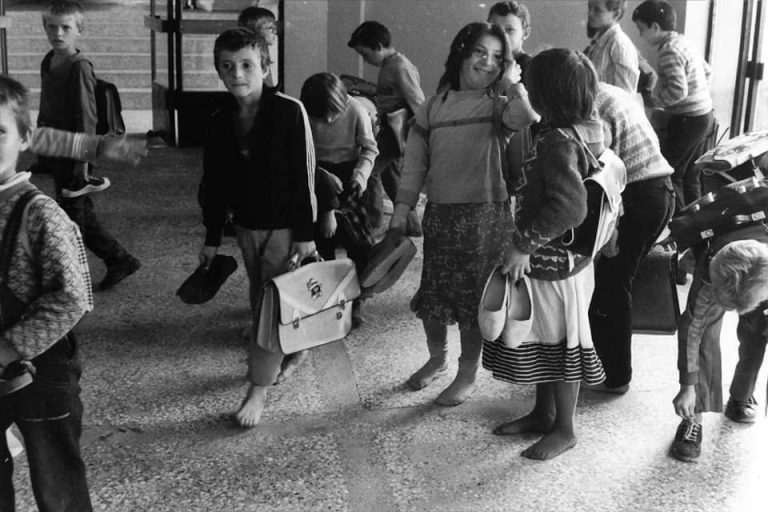 Emocionohet pasi sheh veten në fotografi me këmbë zbathur në shkollë: E kisha kthy prapë atë kohë…