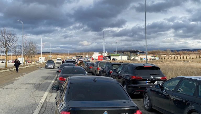 Pritje mbi tri orë në Merdare për të dalë nga Kosova