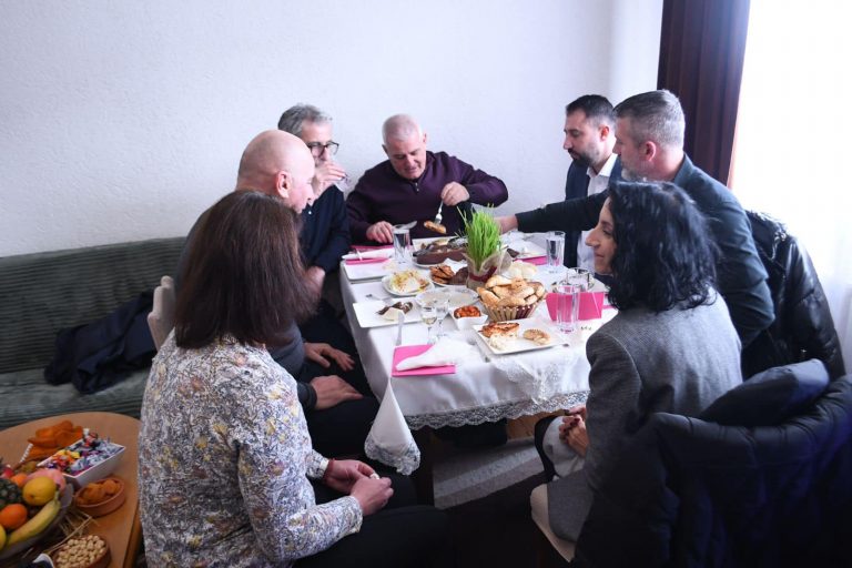 Ministrat Sveçla e Krasniqi vizitojnë dy familje serbe për Krishtlindjen ortodokse