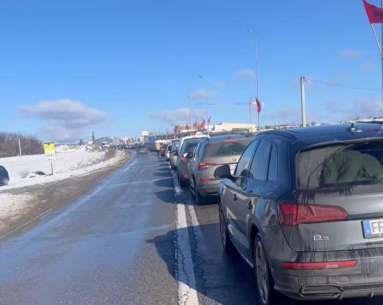 Kthimi i mërgimtarëve- Deri në tri orë pritjet në Merdarë, një orë e gjysmë te Dheu i Bardhë