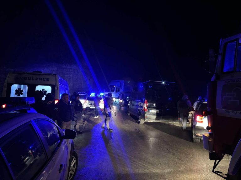 Aksident i rëndë në Maqedoninë e Veriut, pesëvjeçarin e gjejnë kalimtarët në rrugë – katër familjarët tjerë ende të zhduku