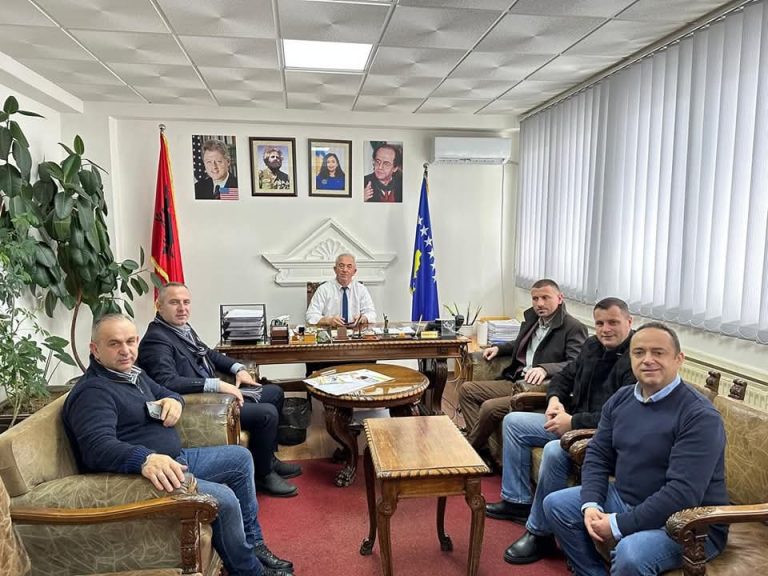 Diskutohen sfidat dhe zbatimi i ligjit për përdorimin e gjuhëve në Dragash