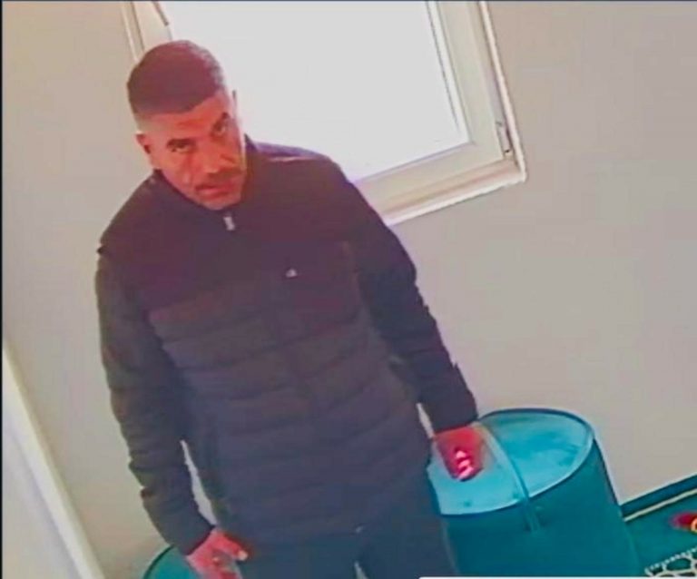 Policia në kërkim të një personi në Gjakovë, dyshohet se kreu vjedhje në një xhami