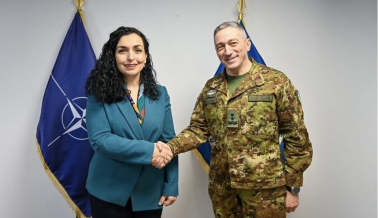 Osmani pritet nga Barduani në selinë e KFOR-it, flasin për sfidat e sigurisë
