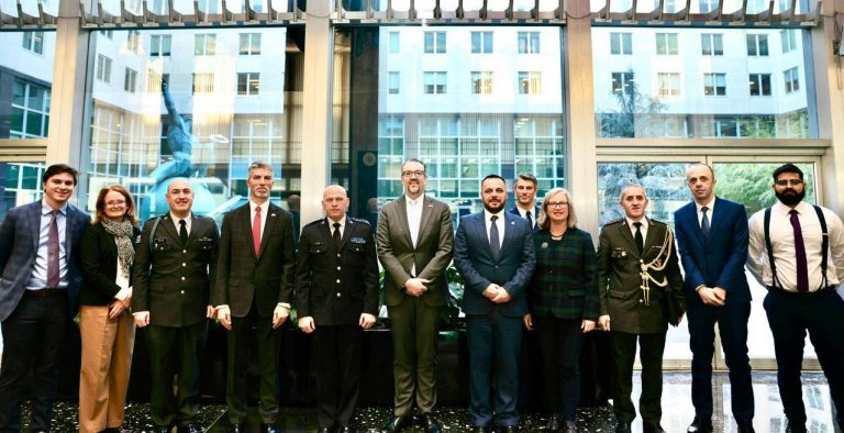 Maqedonci e Jashari priten në DASH, flasin për zbarkime të FSK-së me trupat amerikane në misione ndërkombëtare