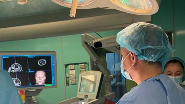 34-vjeçares në Tiranë i hiqet tumori në kokë përmes vetullës