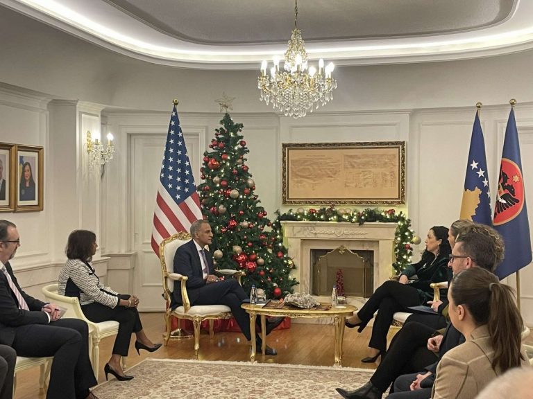 Zyrtari i lartë amerikan arrin në Kosovë, pritet në takim nga Osmani