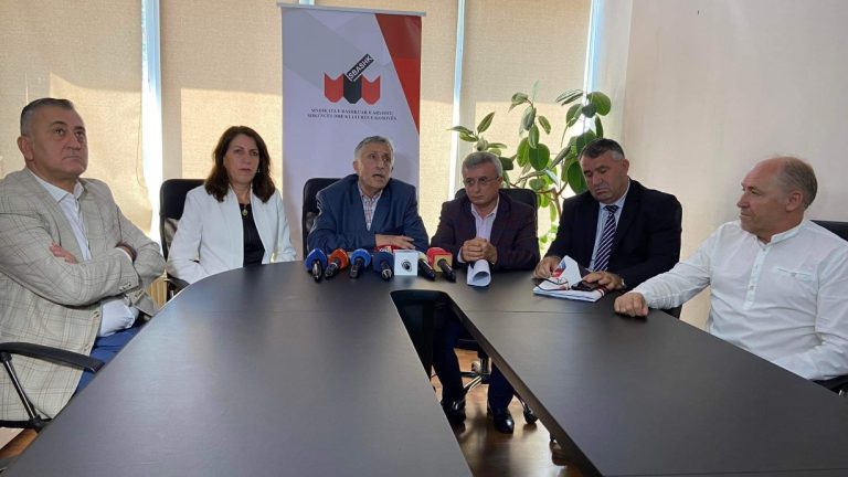 Jakaj: Nëse nuk veprohet për ndryshimin e Ligjit të Pagave, IKD do të iniciojë padi në emër të 84 mijë shërbyesve civilë