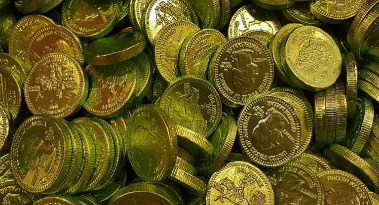 Katër thasë me monedha ari dhe argjendi gjenden të fshehura në një kishë gjermane