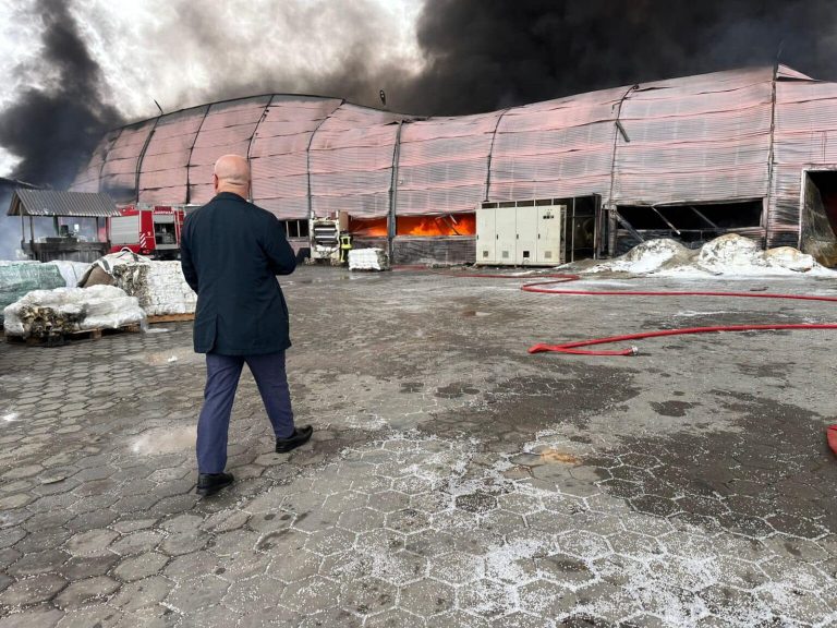 Kryetari i Rahovecit jep detaje për djegien e fabrikës së plastikës: Vlera e dëmit të shkaktuar është shumë e madhe