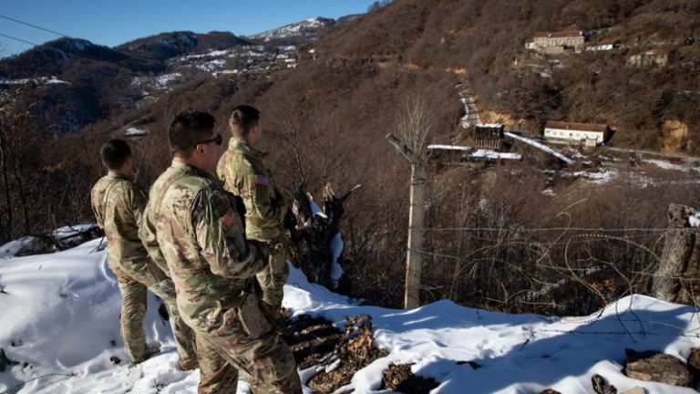 Ushtarët amerikanë të KFOR-it patrullojnë në veri të Kosovës