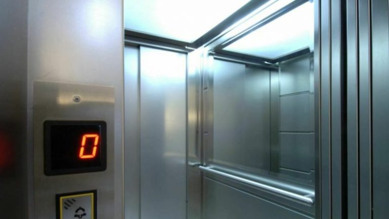 Disa gjyqtarë dhe zyrtarë të Gjykatës Supreme mbesin në ashensorë për rreth 40 minuta, marrin tretman mjekësorë