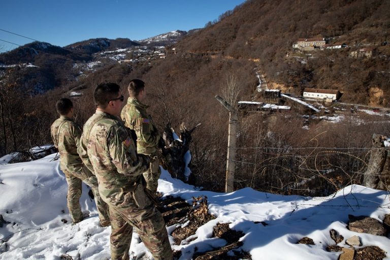 Ushtarët amerikanë kryejnë patrullime në veri, për të garantuar sigurinë e qytetarëve dhe të infrastrukturës kritike në Kosovë