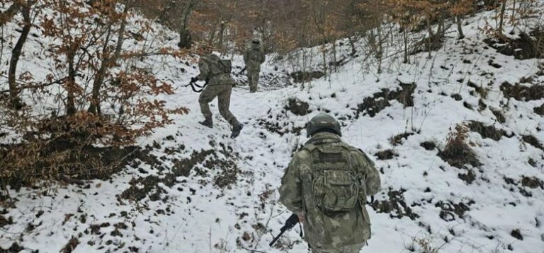 Ushtarët turq të KFOR-it patrullojnë në vijën kufitare me Serbinë