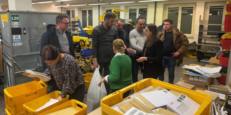 Filloi tërheqja e pakove të para me fletëvotime nga kutitë postare në Shtutgart, Vjenë dhe Podgoricë