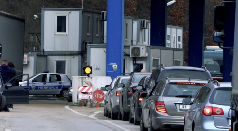 Kolona të gjata në pikat kufitare, mbi dy orë pritje për të dalë nga Kosova