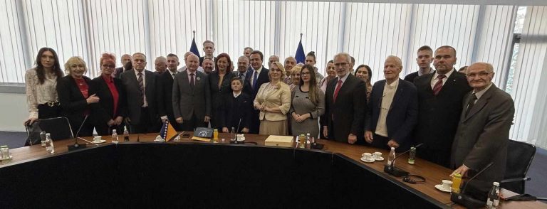 Kurti mirëpret qytetarët e Bosnjës, vizitorët e parë pa viza në Kosovë