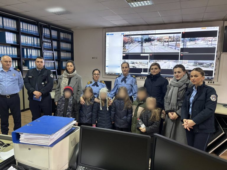 Policia e Kosovës pritën në vizitë disa nxënës, u mësuan rolin e policëve dhe si të mbrohen gjatë rreziqeve