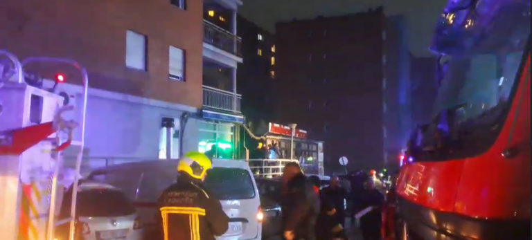 Zjarri në objektin banesor në Prishtinë, Policia: Disa persona janë duke u trajtuar nga ekipet mjekësore