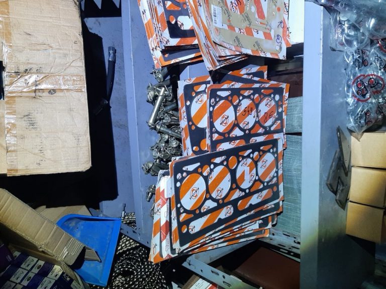 Policia gjen pjesë të veturave me prodhime serbe, në një objekt në Gjilan