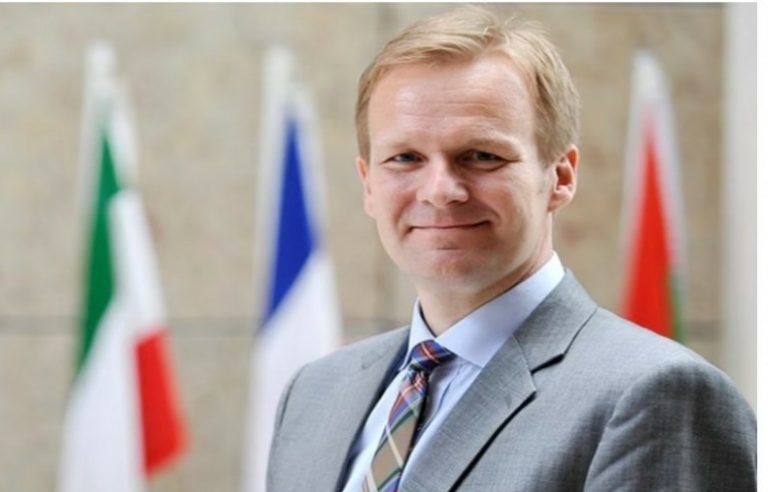 Nga sot diplomati danez Peter Sorensen është zyrtarisht emisar i dialogut Kosovë-Serbi