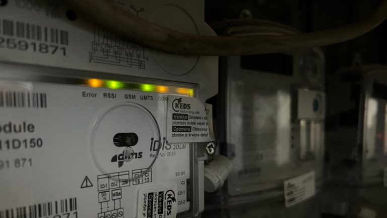 Instaloi njehsorë ilegalë për 11 banorë, prizrenasi detyrohet të paguajë mbi 10 mijë euro