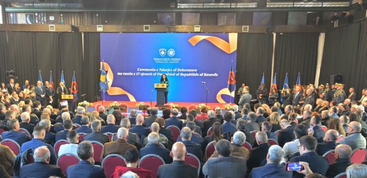 Presidentja Osmani dekoroi Shaban Jasharin me urdhrin “Heroi i Kosovës”