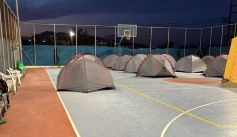 Ankthi nga tërmetet në Santorini, qytetarët e kalojnë natën jashtë nga frika e lëkundjeve, mbyllen shkollat