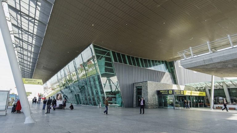 Merrnin deri në 500 euro për kalimin e emigrantëve të paligjshëm drejt BE, dërgohen në gjyq 8 policë të Rinasit dhe pronari i agjencisë turistike