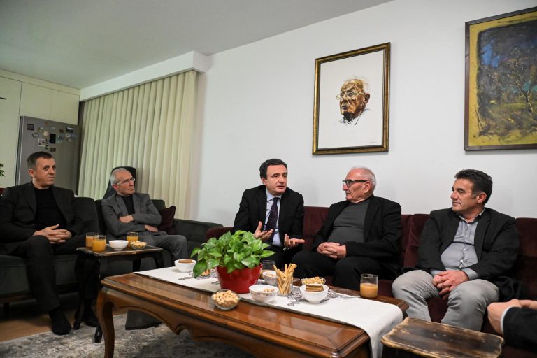 Kryeministri Kurti ka vizituar familjet e Astrit Deharit dhe Adem Demaçit me rastin e ditëlidjes së tyre