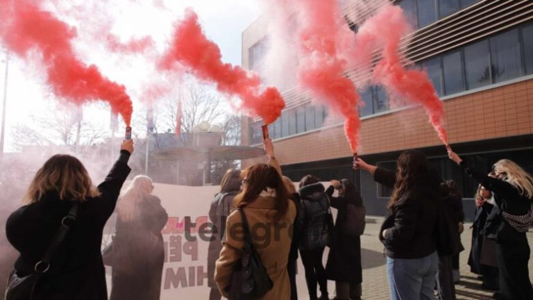 “Politika për barazi, jo paga për riprodhim”, aksion simbolik me tym të kuq para Kuvendit të Kosovës