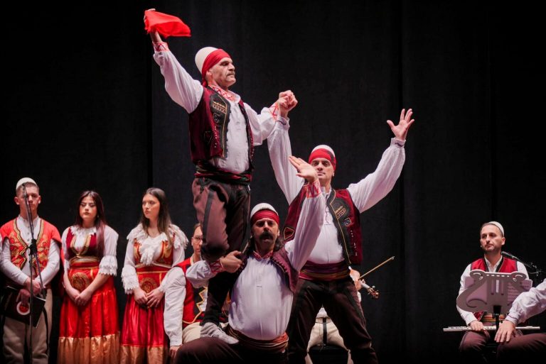 Ansambli “Shota” ndriçon skenën e Suharekës për festën e Pavarësisë