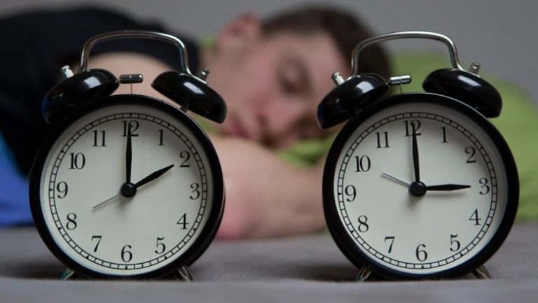 Sonte pas mesnate kthehet ora verore – akrepat shkojnë 60 minuta para