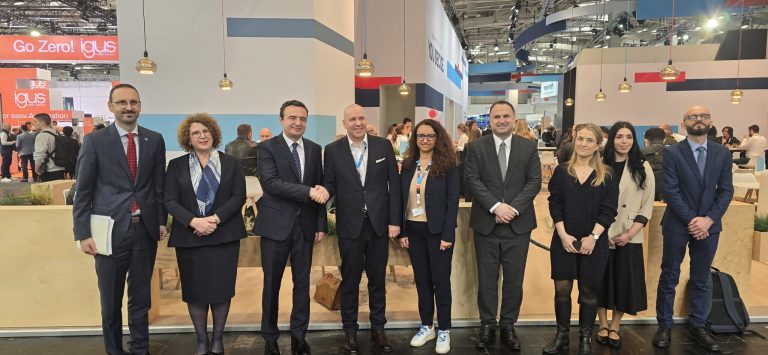 Kurti takohet me drejtorin e Bosch Rexroth në panairin e Hannoverit, e fton të vijë të investojë në Kosovë