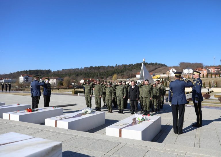 Oficerët e lartë të FSK-së shkojnë për homazhe në Prekazin e Adem Jasharit
