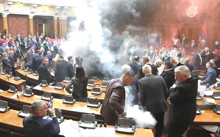 “Hallakamë” në Kuvendin e Serbisë, deputetët shtyhen e grushtohen mes vete – salla mbushet me tym të zi