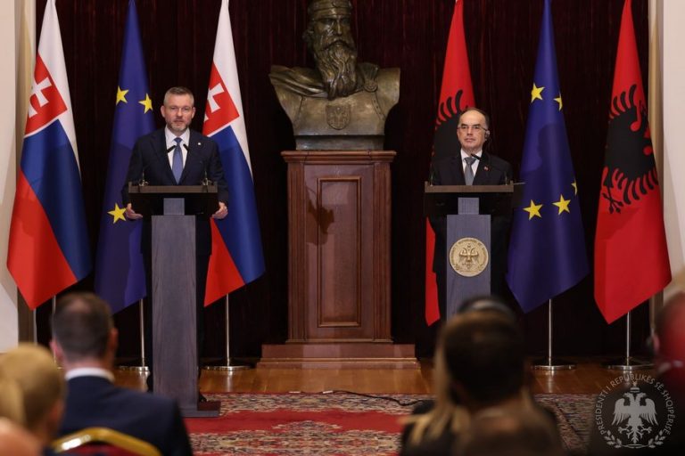 Presidenti sllovak në Tiranë: Mosnjohja e Kosovës është një vendim diplomatik, shqiptarët i kemi miq