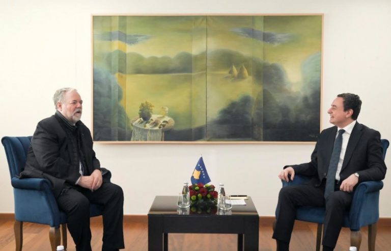 Kurti takoi prodekanin e universitetit në Dallas, Martin L. Camp