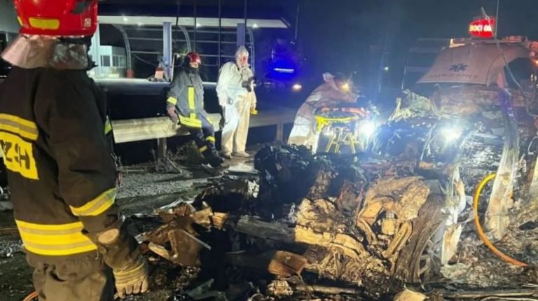 Aksident në Shqipëri, 4 të rinj digjen brenda një makine