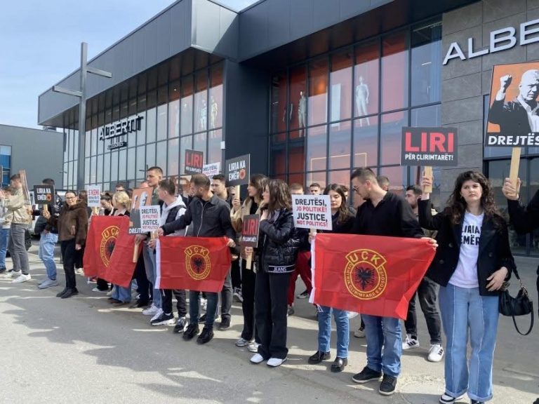 Të rinjtë e PDK-së mblidhen para zyrës së EULEX-it, aty ku po qëndron Hashim Thaçi