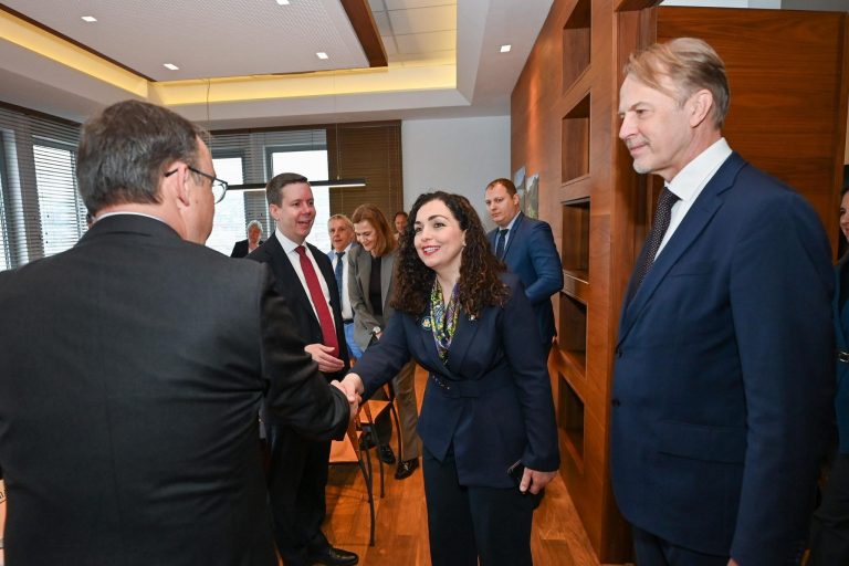 Osmani takon ambasadorët e shteteve të BE-së: Urgjente heqja e masave të padrejta ndaj Kosovës